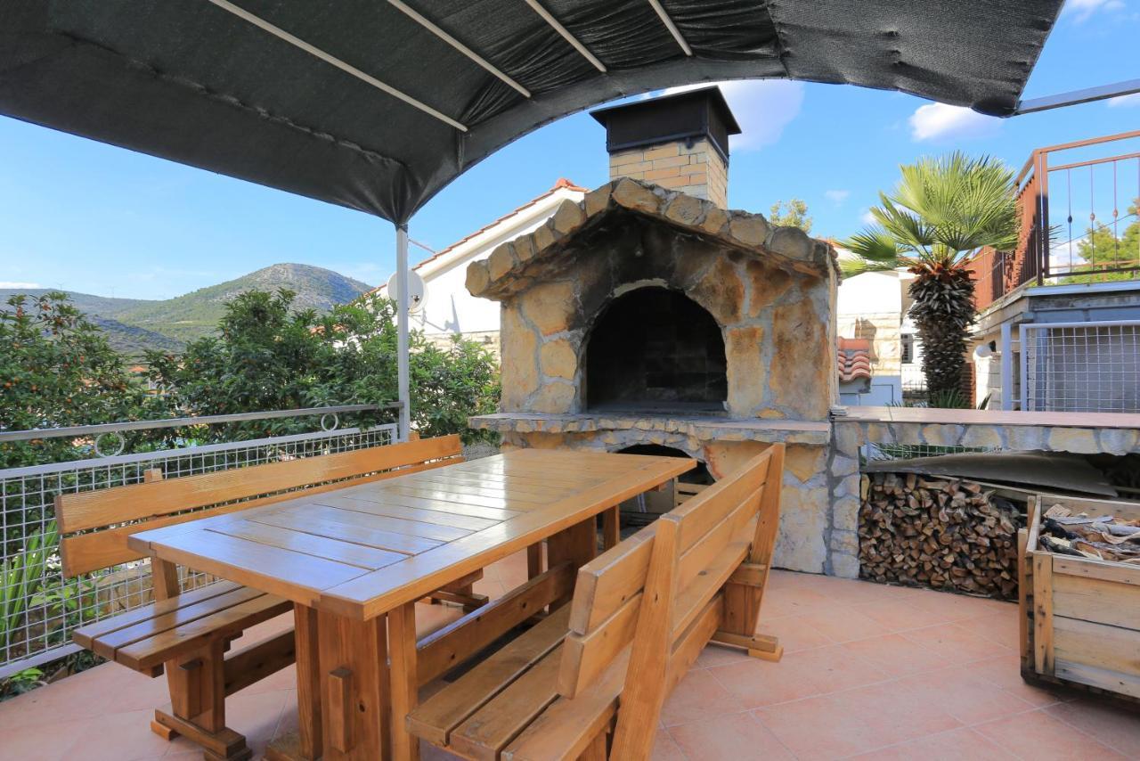 Apartments By The Sea Seget Vranjica, Trogir - 13771 Exterior foto