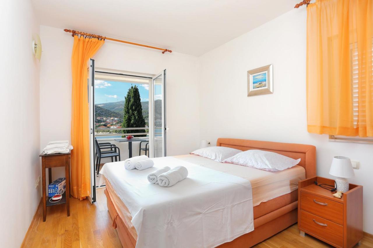 Apartments By The Sea Seget Vranjica, Trogir - 13771 Exterior foto